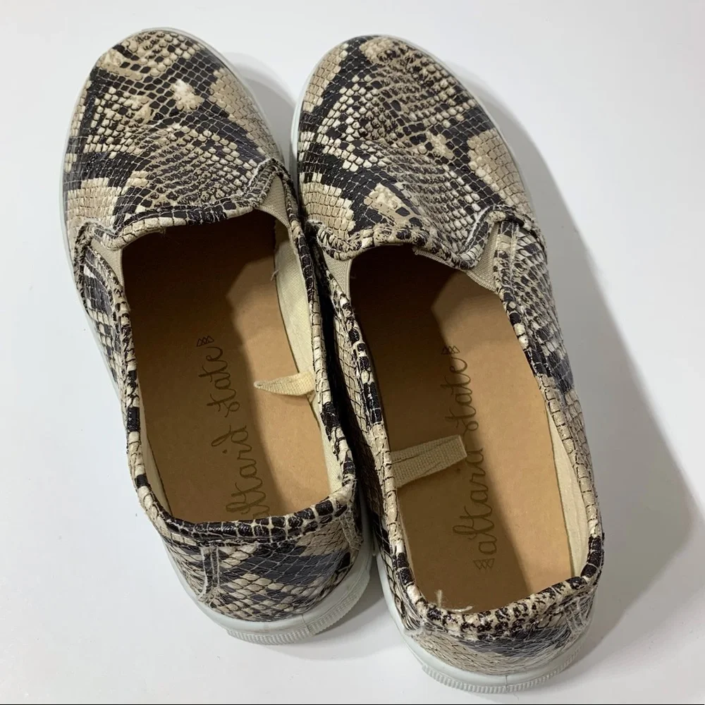 Adorable EUC Altar’d‎ State snakeskin print loafers